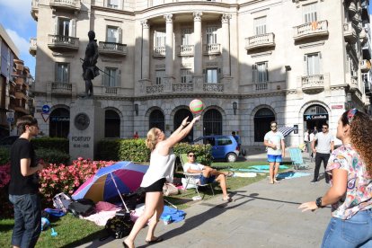 L'activitat va ocupar tot l'espai per propiciar que els qui creuaven s'hi acostessin.