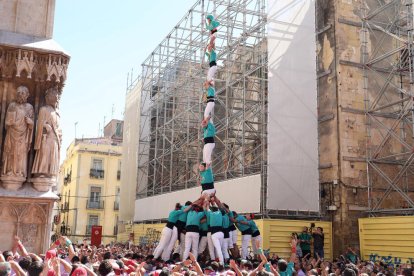 Pilar de 7 folrat dels Castellers de Sant Pere i Sant Pau a la diada de l'Onze de Setembre.