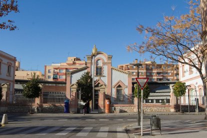 Una imatge d'arxiu de la façana de la Biblioteca Central Xavier Amorós,  al carrer de l'Escorxador.