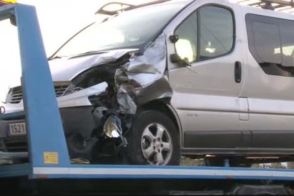 Furgoneta accidentada, con una parte de delante estropeada por el choque con la motocicleta.