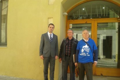 Andrés Giordana, José Hidalgo i José López Lázaro, a les portes de l'Ajuntament on s'ubica Aqualia.