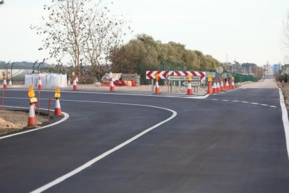 L'aspecte actual de l'entrada per a vehicles al recinte de l'Aeroport, amb senyalització provisional.