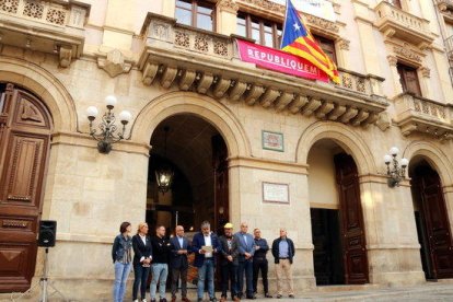 Pla general de la lectura del manifest 'Republiquem' impulsat per l'AMI a la plaça del blat de Valls.