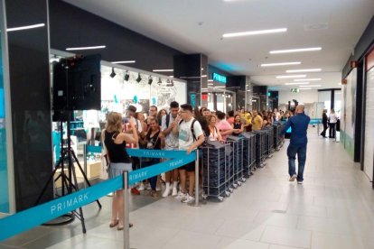 Un bon nombre de curiosos s'han acostat al centre comercial a primera hora del matí per ser els primers en entrar a l'establiment.