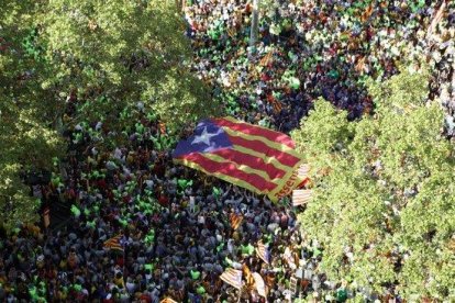 Imagen aérea del Paseo de Gracia con una estelada|estrellas en el centro de l'ANC.