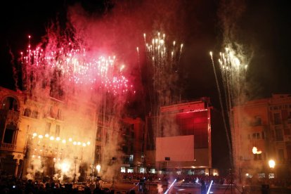 Espectacle pirotècnic a la plaça del Mercadal de Reus per cloure la Capital de la Cultura Catalana 2017