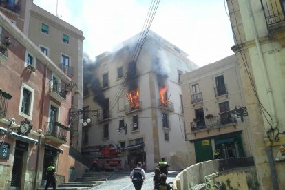 El incendio se habría producido al quemar un sofá.