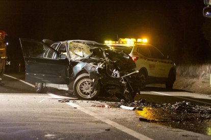 El coche una vez ha sido retirado de bajo el camión.