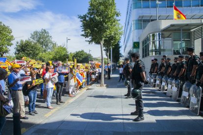 Els manifestants, davant del cordó de seguretat establert per la guàrdia civil davant de la comandància.