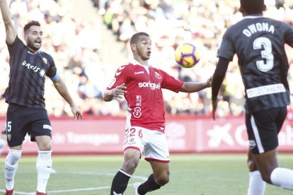 Luis Suárez intenta controlar una pelota durante el Nàstic-Almería