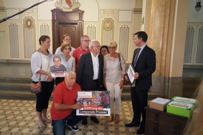 Zapater y familiares de las víctimas, cuando entregaron las firmas al Tribunal de Apelaciones.