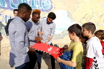 Un momento de la visita que jugadores del Nàstic realizaron el martes en las escuelas Els Àngels y La Salle Torreforta en el marco de Junts Barris.