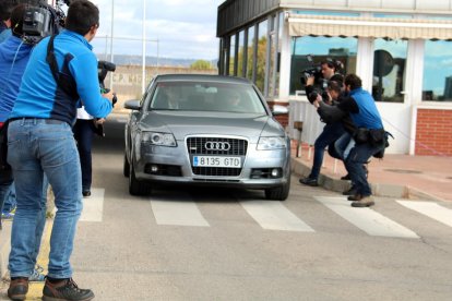 Imatge del cotxe oficial de la presidenta del Parlament, Carme Forcadell, abandonant la presó d'Alcalá Meco.