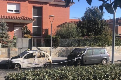 Los vehículos quemaron en una zona residencial de Vila-seca, justo delante de una casa unifamiliar.