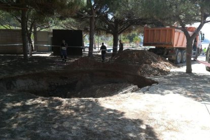 Imagen del agujero que se ha originado en la playa Llarga de Salou.