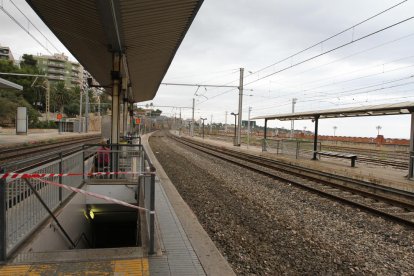 ADIF retira la vía 4 con el fin de iniciar la ampliación al andén de la estación