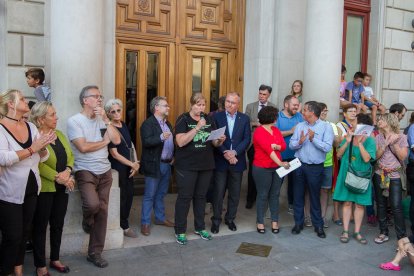 Imagen del alcalde, Carles Pellicer, y los concejales de Reus en la concentración realizada la pasada vaga del 3 de octubre.