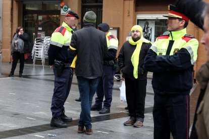 Los Mossos, con los dos hombres con bufanda amarilla.