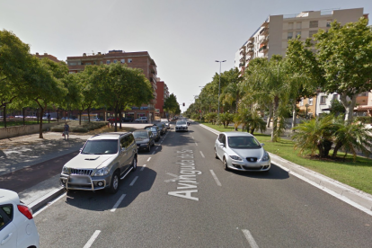 Vehicles circulant per l'avinguda Salou de Reus.