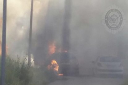 L'incendi de matolls ha afectat un vehicle.