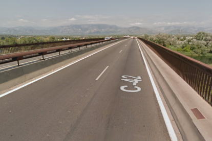 El turisme es va precipitar d'una alçada de 10 metres des del Pont del Mil·lenari.