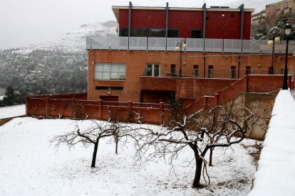 Pla general del pati de la llar d'infants de la Riba, tancada per la nevada. Imatge del 28 de febrer de 2018