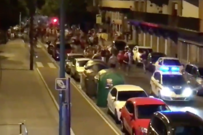 Imatge dels joves perseguint els vehicles policials.