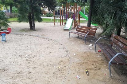 Imatge de la brutícia que s'acumula al parc.