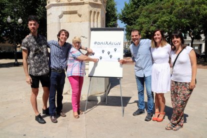 Pla general dels impulsors de l'associació #BaixaTGN durant la presentació de la nova entitat a la plaça dels Carros. Imatge del 14 de juny del 2017