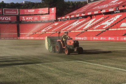 El club rasparà el camp i hi sembrarà una nova herba de cara a l'hivern.