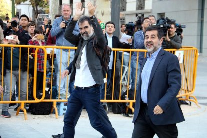 Jordi Cuixart i Jordi Sànchez, en el moment de la seva arribada a l'Audiència Nacional, el 16 d'octubre del 2017.