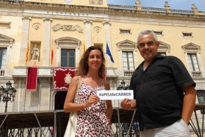 Els regidors Laia Estrada i Jordi Martí, amb l'Ajuntament de Tarragona al fons.