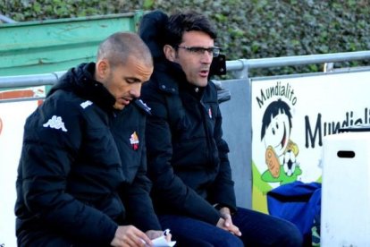 El ytercer entrenador del CF Reus, Lluís Albesa (dreta).