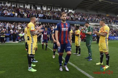 Pasillo de los jugadores del Nàstic en el Huesca, campeón de la categoría y nuevo equipo de Primera.