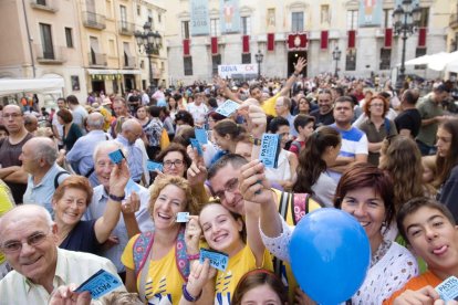 La cua de gent que esperava per menjar el braç.