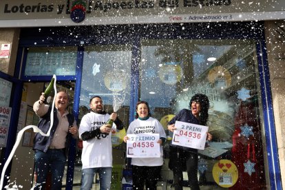 Els administradors celebrant aquest dijous haver repartit una sèrie d'un segon premi de la Rifa de Nadal.