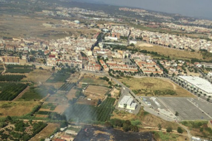 Imatge de l'incendi que va cremar, ahir dijous, una zona de vegetació a la Canonja.