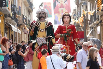 Els Gegants, durant l'anada a l'ofici que es va celebrar ahir a l'església de Sant Francesc.