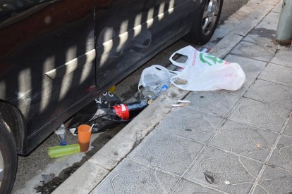 Restes de 'botellón' aquest divendres al matí al carrer Robert Gerhard.