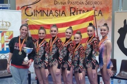 Les components de l'equip Marta Martín, Ainhoa Sànchez, Ivet Canela, Aina Perramon, Ariadna Morell i Adriana Pinilla amb l'entrenadora Gisela Camarero.