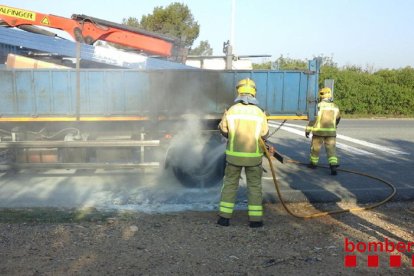 Dues dotacions de Bombers han realitzat tasques de refredament del fre de la roda.