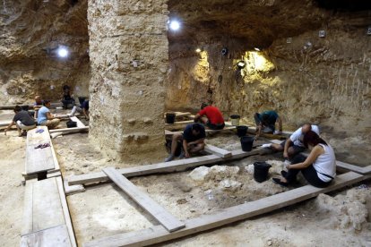 Imagen de archivo de un grupo de arqueólogos excavando en el Abric Romaní de Capellades.