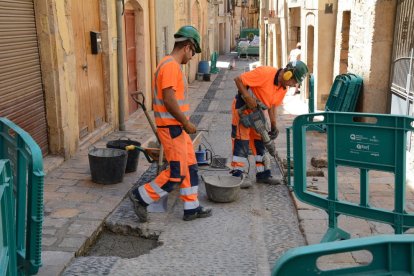 imatge de les actuacions que la Brigada d'Intervenció Ràpida està duent a terme al carrer Calderers.