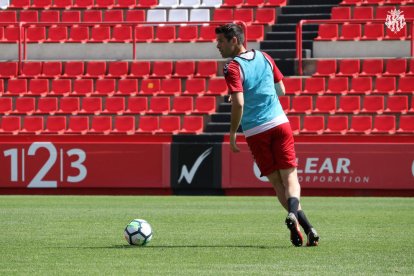 César Arzo, durante un entrenamiento con el Nàstic en el Nou Estadi.