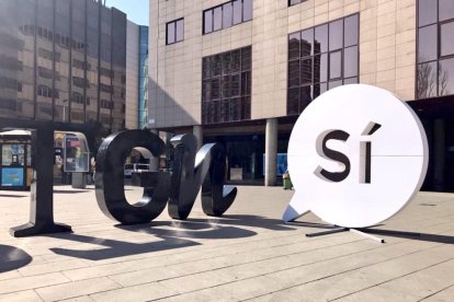 Imagen del 'Sí' que apareció en la plaza Imperial Tarraco, al lado de la estación de autobuses.