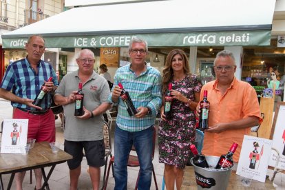 Las fiestas de Santa Tecla ya tienen botella de vermú Izaguirre