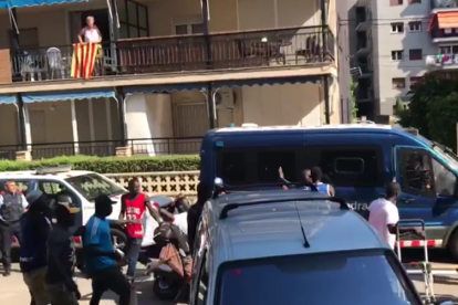 Vídeo d'un testimoni. A l'esquerra, un venedor a punt de llençar una cadira contra els Mossos.