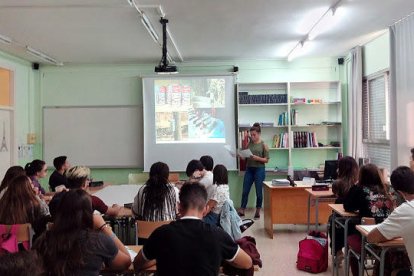 Anne Blanchette, alumna del Quebec, en la seva presentació a l'Institut Baix Camp.