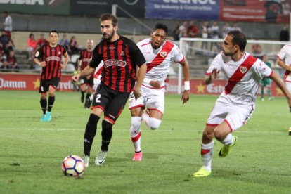 Benito, en primer término, conduce la pelota bajo la mirada de Folch, en la ida contra el Rayo.