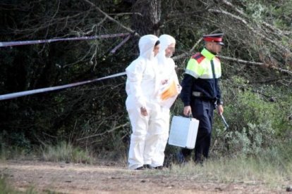 Imatgee d'arxiu de la policia científica buscant proves al lloc on es va trobar el cadaver.